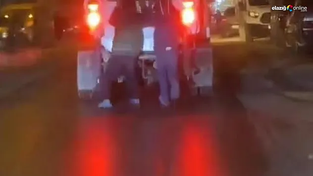 Elazığ'da çocukların tehlikeli çöp arabası serüveni!