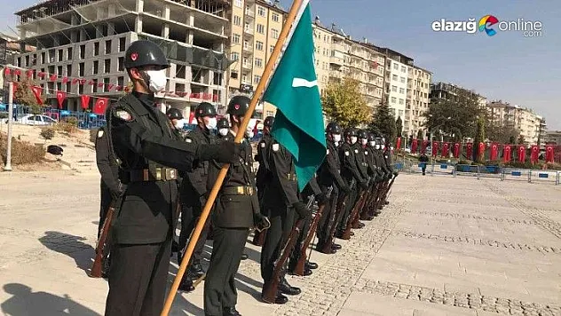 Cumhuriyet Bayramı kutlamaları çelenk sunma töreni ile başladı