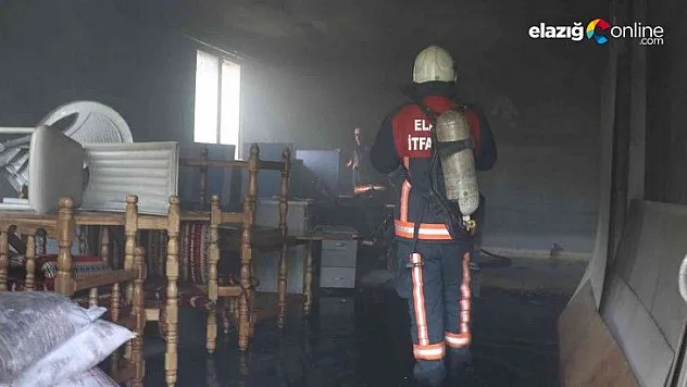 Elazığ'da depoda çıkan yangında 1 kişi dumandan etkilendi