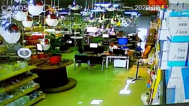 Elazığ'da deprem anı kameralara yansıdı