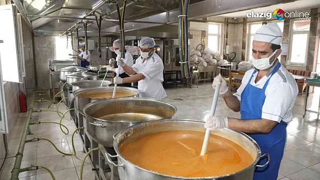 Dev kazanlar iftar için kaynıyor