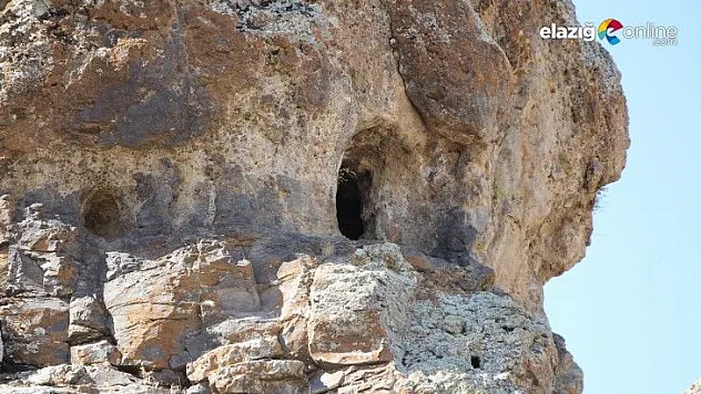 Elazığ'da dikkat çeken 'Delikli Kaya'
