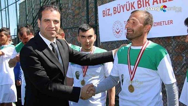 Engellilerin dostluk maçı renkli görüntülere sahne oldu