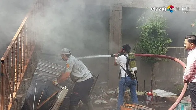 Keban'da ev yangını: 2 kişi dumandan etkilendi