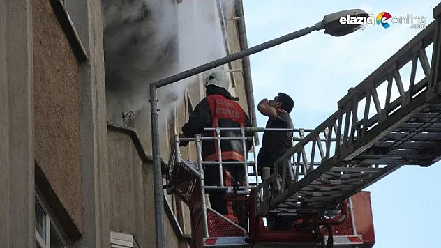 Elazığ'da ev yangını: 3 kişi dumandan etkilendi