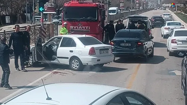 Elazığ'da Feci Kaza! Yolun Karşısına Geçen Genç Kıza Peş Peşe İki Araç Çarptı!