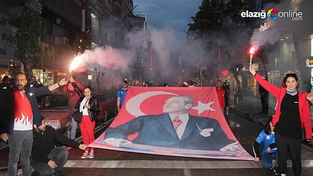 19 Mayıs'ın 103. yıl dönümü, fener alayı yürüyüşüyle kutlandı