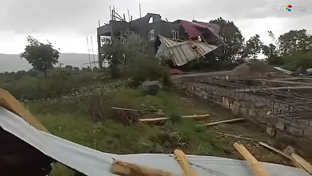 Şiddetli Fırtına Arıcak'ta Ev Çatısını Uçurdu, Araçlar Zarar Gördü!