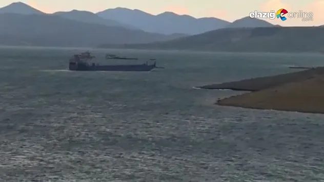 Etkili olan şiddetli fırtına, feribotu böyle sürükledi