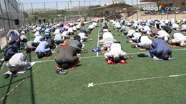 Elazığ'da futbol sahasında sosyal mesafeli cuma namazı
