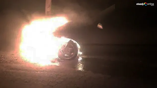 Elazığ'da Gece Yarısı Araç Yangını: Motor Kısmı Alev Alev Yandı!