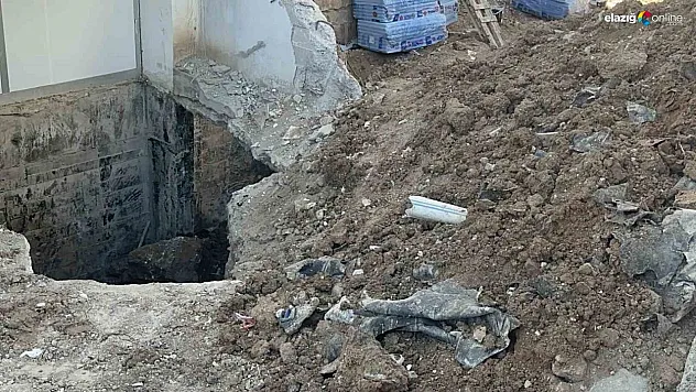 Elazığ'da enkaz altında kalan işçiyi ekipler kurtardı