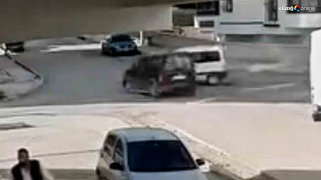 Elazığ Merkezde Trafik Kazası! Hafif Ticari Araçlar Kavşakta Çarpıştı!