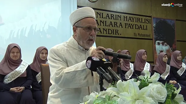 Elazığ'da hafızlık icazet programı düzenlendi! Kadın hafızlar diplomasını aldı