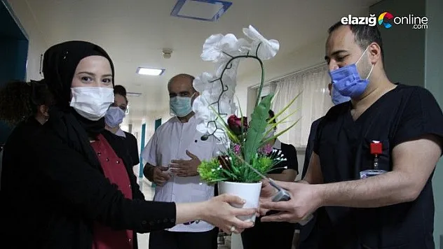 Yoğun mesai harcayan hemşirelerin günü unutulmadı