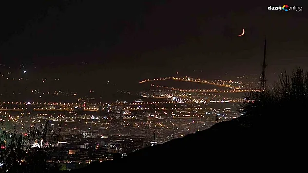 Elazığ Semalarında Büyüleyici Anlar! Hilal Şeklindeki Ay Görenleri Mest Etti