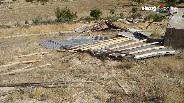 Elazığ'da hortum ahır ve samanlığın çatısını uçurdu