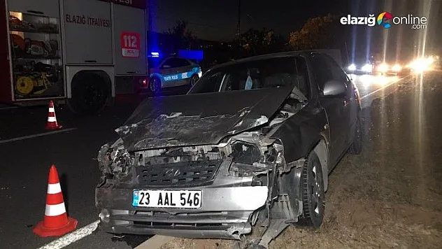 İki araç çarpıştı, biri refüje çıktı