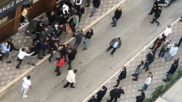 Elazığ'da Masa ve Sandalyeler Havada Uçuştu! Polis Kavgayı Güçlükle Ayırdı