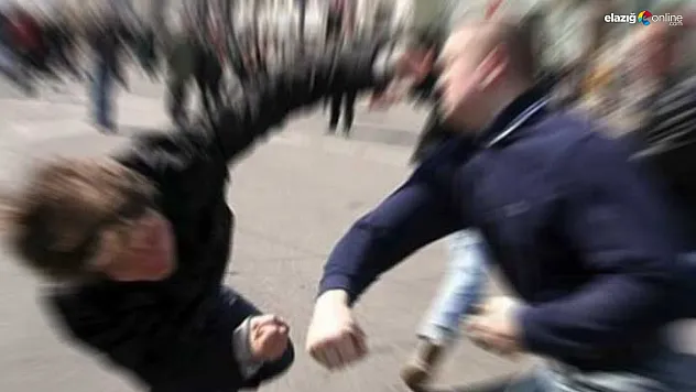 Elazığ'da iki öğretmen öğrencilerin gözü önünde birbirine girdi!