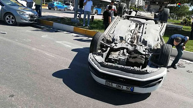 İki otomobilin çarpışması sonucu bir araç ters döndü