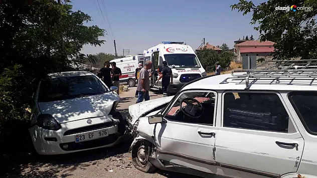 İki otomobilin kafa kafaya çarpışması sonucu 4 kişi yaralandı