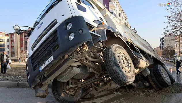 Yol çöktü kamyon çukura düştü!