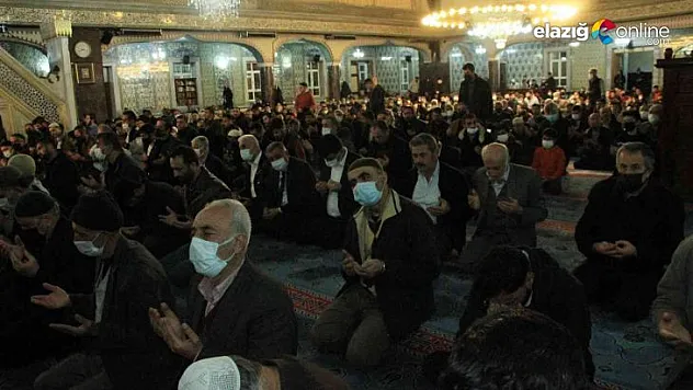 İlk teravih namazında Elazığlılar camileri doldurdu