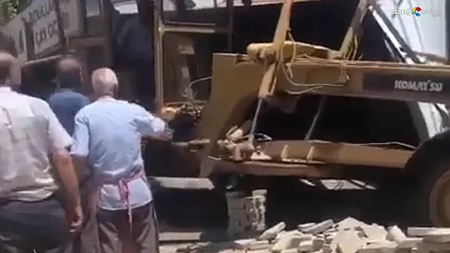 Elazığ'da iş makinesi yıkama dükkanına girdi