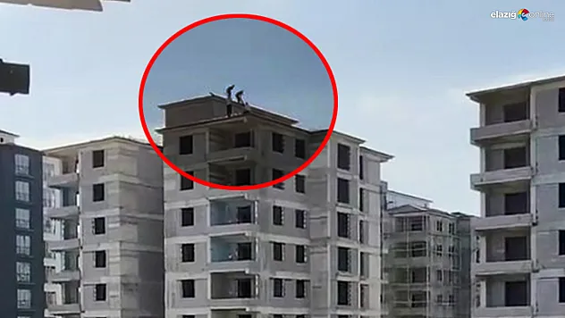 Elazığ'da İşçiler Canını Hiçe Saydı! İşte Çatıda Ölümle Dansın Fotoğrafı!