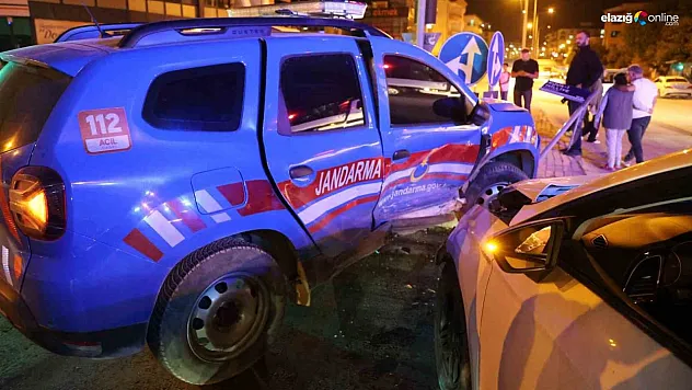 Elazığ'da Şok Kaza: Jandarma aracı ile otomobil çarpıştı, 3 kişi yaralı!