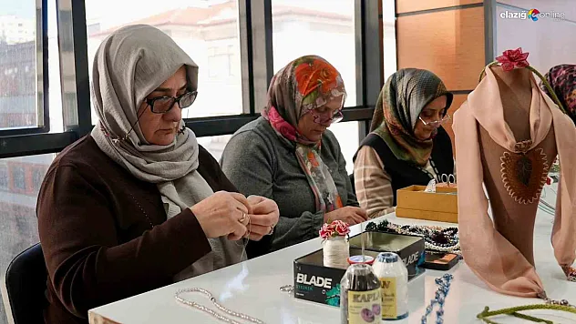 Elazığlı kadınların elinde 'iğne oyası' yeniden hayat buluyor