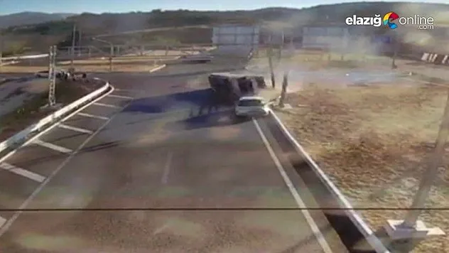 Kamyon ile otomobilin çarpıştığı kazada 3 kişi yaralandı