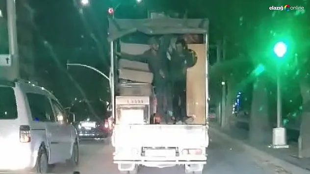 Kamyonet kasasında tehlikeli yolculuk!