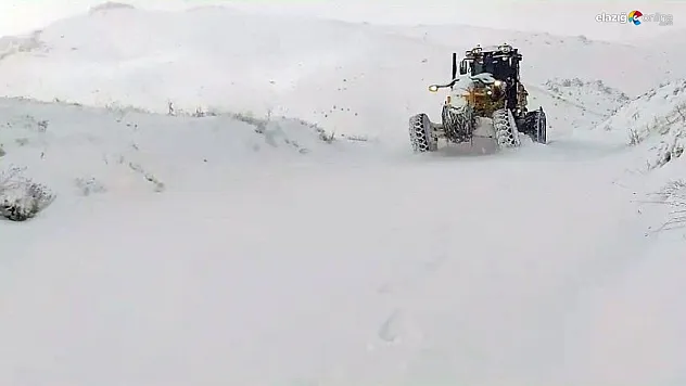 465 köy yolunun açılması için ekipler çalışıyor