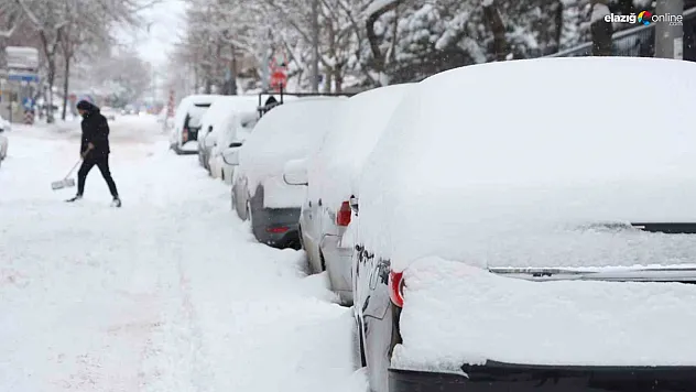 Dünden beri dinmiyor: Elazığ'da kış sert yüzünü gösterdi, metreyle kar ölçtüler