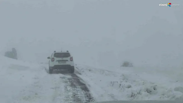 Elazığ'da kar yağışında mahsur kalan araç kurtarıldı!