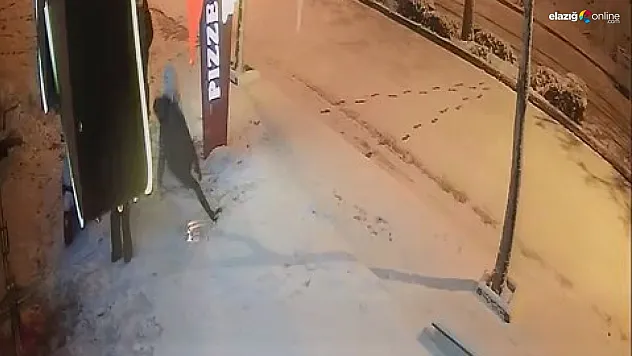 Elazığ'da karda kayıp düşen vatandaşlar kamerada