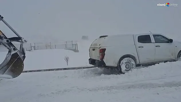 Gözeli yolu geçit vermedi: İl Özel İdaresi kar altındaki araçları tek tek çıkardı