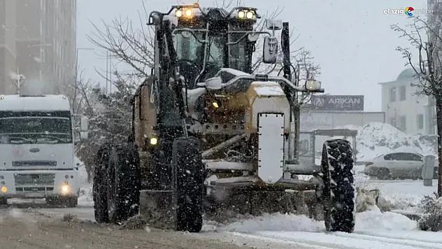 Elazığ'da buz kıran mesai: 140 ton tuzla yollar açık tutuldu