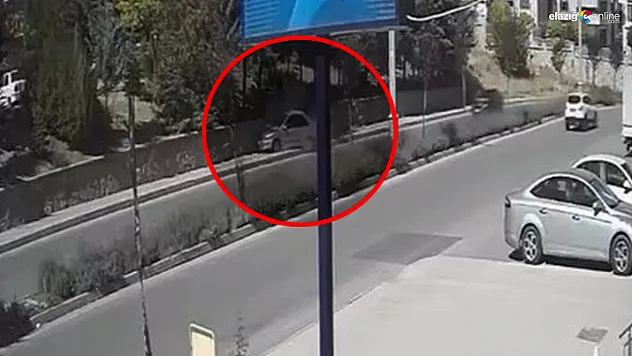 Elazığ'da Kaza Anı Kamerada! Virajı Alamayan Otomobil Duvara Çarptı!