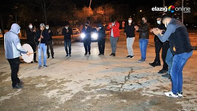 Elazığ'da davullu, klarnetli sosyal mesafeli sahur halayı