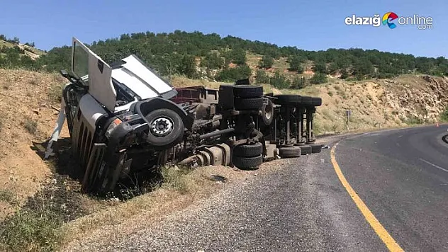 Virajı alamayan kömür yüklü kamyon devrildi