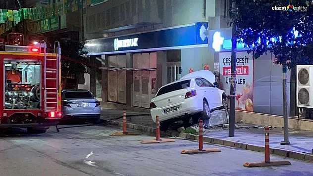 Otomobil bir iş yerinin duvarına çaptı