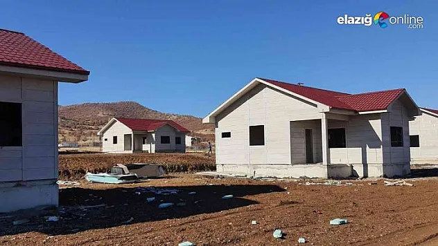 Deprem sonrası köylerdeki çelik konstrüksiyon evlerin yapımı sürüyor