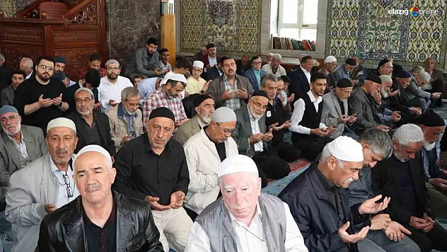 İzzetpaşa Camii'nde Unutulmaz Kur'an Ziyafeti! Elazığ'da Hafızlar Mest Etti!