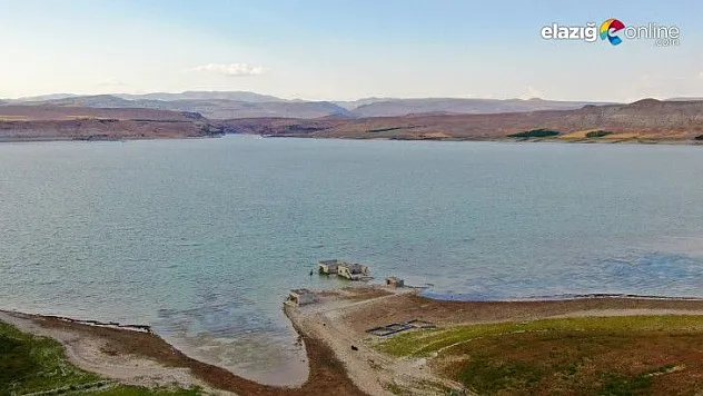 Sular çekilince, 75 yıllık okul gün yüzüne çıktı