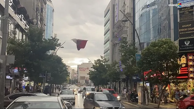 Elazığ'da kuvvetli rüzgar ve fırtına vatandaşlara zor anlar yaşattı