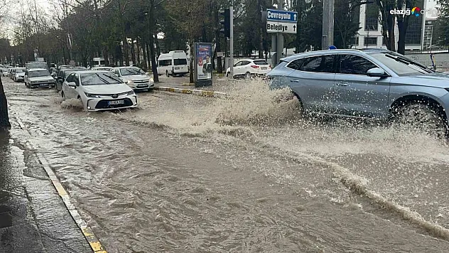 Elazığ'da Kuvvetli Sağanak! Sokaklar Göle Döndü, Araçlar Mahsur Kaldı!
