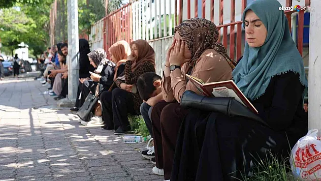 Elazığ'da LGS Heyecanı: 13 Bin Öğrenci Ter Döktü, Veliler Dua Etti!